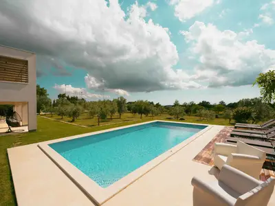 Villa für 12 Personen (600 m²) in Smoljanci 8/10