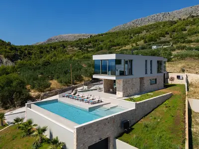 Das 880 m2 große, umzäunte Grundstück umfasst die Villa, den Pool und einen privaten Parkplatz für 4 Autos.