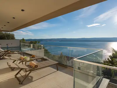 Auf den Terrassen laden bequeme Liegestühle zum Entspannen ein und bieten einen spektakulären Blick auf die Adria.