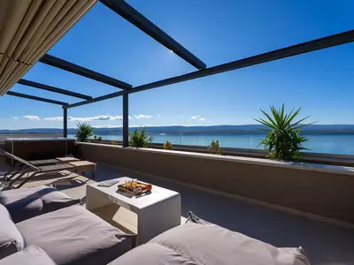 Die private Terrasse des Hauptschlafzimmers ist mit einem Whirlpool, Liegestühlen und einer Lounge-Ecke für maximale Privatsphäre und Komfort ausgestattet.