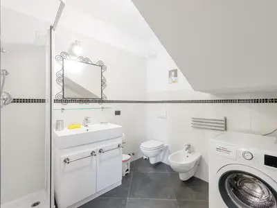 Badezimmer mit Dusche