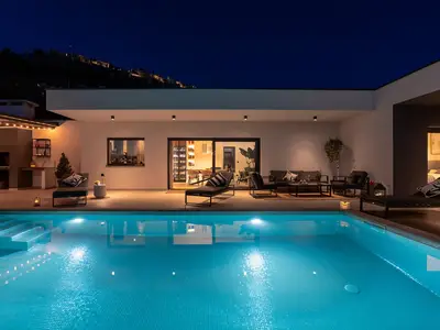 Privater 8 m x 4 m Pool mit Beleuchtung, angrenzend an die charmante Lounge-Ecke zum Entspannen am Abend.