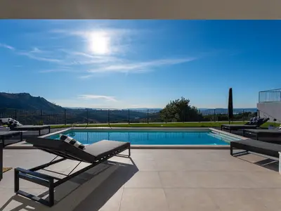 Blick auf den einladenden 8 m x 4 m Hydro-Massage-Pool vor der Kulisse der Berge.