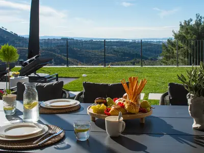 Einrichtung für Mahlzeiten im Freien (Al Fresco Dining) in Poolnähe, perfekt, um Speisen mit atemberaubendem Panoramablick zu genießen.