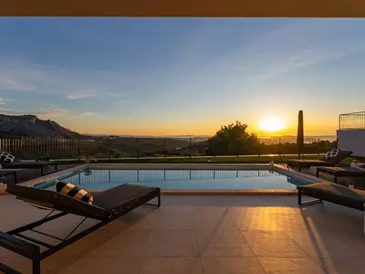 Der private Pool und die Sonnenterrasse, gebadet im warmen Licht des Sonnenaufgangs, schaffen einen heiteren Rückzugsort.