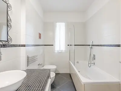 Badezimmer mit Badewanne