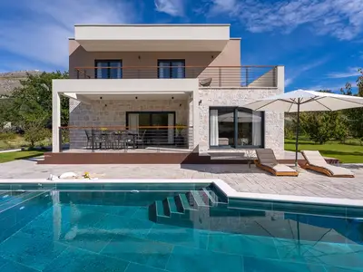 Ein stilvoller Rückzugsort mit 4 Schlafzimmern, privatem Pool und großzügigen Balkonen für einen perfekten Urlaub.