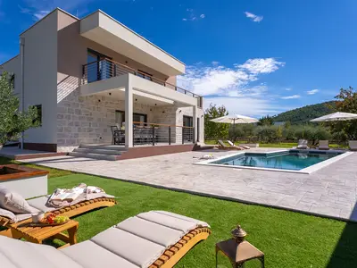 Entspannen Sie auf dem vollständig eingezäunten Grundstück, das 250 m2 modernen und komfortablen Wohnraum bietet.