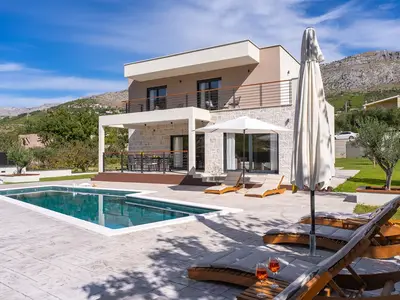 Ein ruhiges Refugium mit finnischer Sauna und tollen Aktivitäten für jedes Alter in einer üppigen, grünen Umgebung.