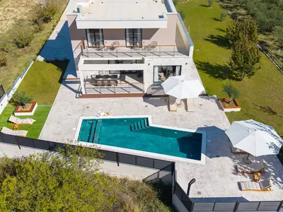 Luftaufnahme der Villa Agrosa und ihres 1500 m2 großen Privatgrundstücks im ruhigen Dorf Srinjine.