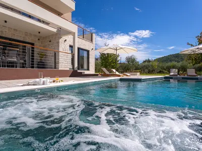 Genießen Sie den sanften Hydromassage-Bereich in Ihrem privaten Pool, der für ultimative Entspannung konzipiert wurde.