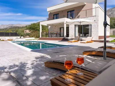 Genießen Sie den Poolbereich in diesem stilvollen Zuhause in der Ferne nahe der Adriaküste.