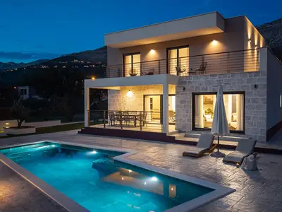 Villa Agrosa bei Nacht: Ein stilvoller Rückzugsort mit 4 Schlafzimmern, einem 30 m2 großen Privatpool und stimmungsvoll beleuchteter Steinarchitektur.