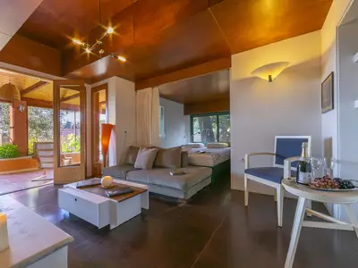 Wohnzimmer mit Doppelbett zum Entspannen