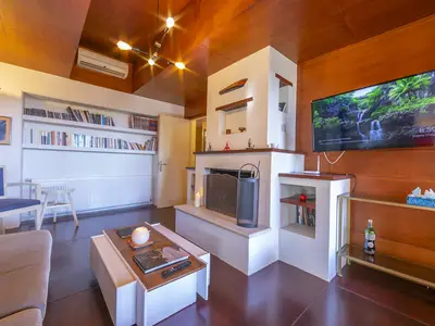 Wohnzimmer mit Kamin und Flat-TV