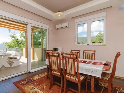 Essbereich mit Ausgang zur überdachten Terrasse