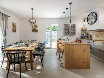 Küche und Essbereich