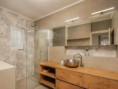 Badezimmer mit Dusche