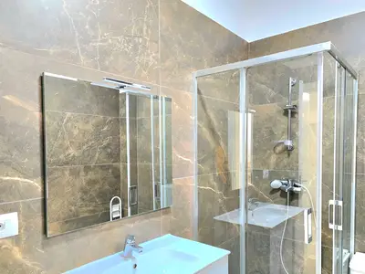 Badezimmer mit Dusche