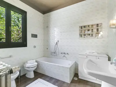 Badezimmer mit Badewanne