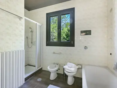 Badezimmer mit Badewanne