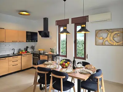 Küche und Essbereich