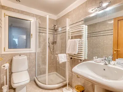 Badezimmer mit Dusche