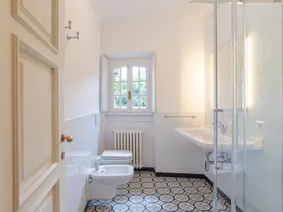 Badezimmer mit Dusche