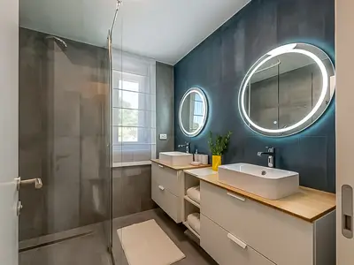 Badezimmer mit Dusche