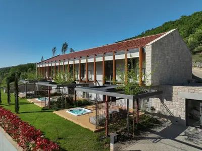 Die moderne Fassade der Villa verfügt über private Holzdecks, die für jede Einheit mit eigenen Whirlpools ausgestattet sind.