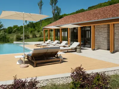 Der Liegebereich ist mit bequemen Sonnenliegen ausgestattet, die perfekt dazu einladen, die Sonne zu genießen.