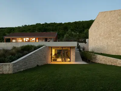 Ein Blick auf den Wellnessbereich, der eine hochmoderne finnische Sauna und eine Fitnesszone umfasst.