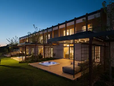 Jede Einheit verfügt über einen privaten Lounge-Bereich und einen Whirlpool, die eine Oase der Entspannung und des Genusses bieten.