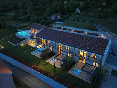 Eine atemberaubende Vogelperspektive auf das gesamte Anwesen, die den beheizten Pool und die sorgfältig gestalteten Außenanlagen hervorhebt.