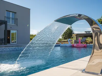 Nahaufnahme des breiten Wasserfalls, der in den Pool fließt.