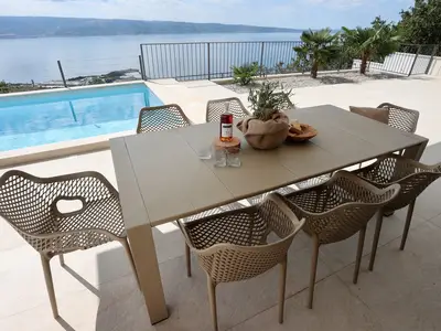 Genießen Sie Mahlzeiten im Freien im überdachten Essbereich im Außenbereich.