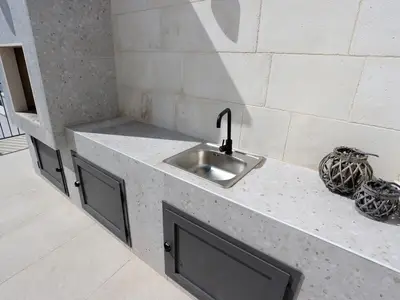 Die Grillstation im Freien ist ideal zum Grillen mit Holz oder Kohle während Ihres luxuriösen Urlaubs.