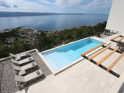 4 km oberhalb der Küstenstraße gelegen, bietet der Poolbereich einen herrlichen Blick auf das Meer und die Inseln.