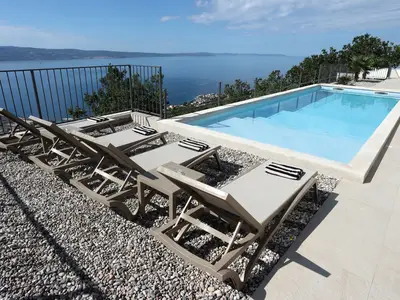 Acht bequeme Liegestühle erwarten Sie auf dem Sonnendeck zur ultimativen Entspannung mit Blick auf die Adria.