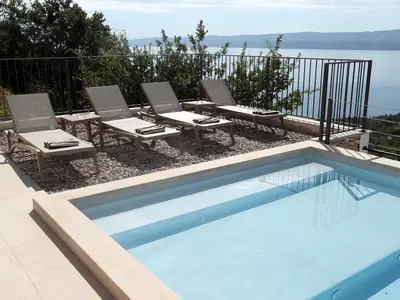 Der flache Bereich des Pools bietet einen sanften Einstieg für eine erfrischende Abkühlung.