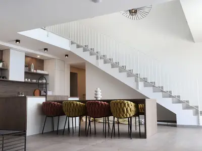 Der moderne 60m2 Wohnbereich bietet eine Designerküche und einen stilvollen Essplatz für bis zu acht Gäste.