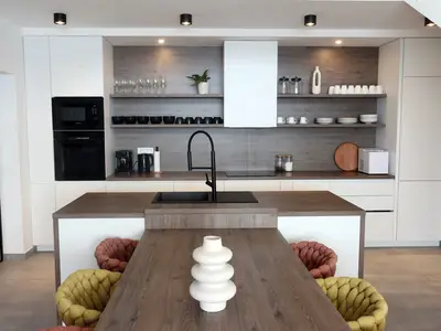 Diese voll ausgestattete Küche mit Kochinsel bietet ein modernes und stilvolloes Ambiente.