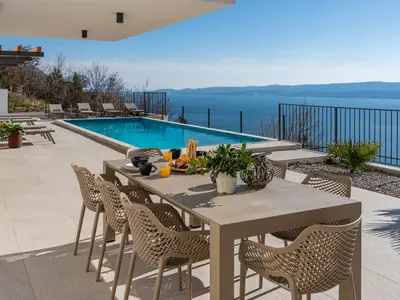 Genießen Sie Mahlzeiten im Freien im Essbereich im Außenbereich.