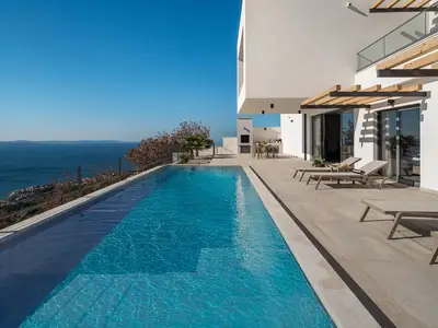 Privater 9,5 m x 3,4 m Pool mit hautschonender Filterung und Traumblick auf die dalmatinische Küste.