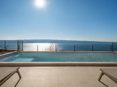 Spektakulärer Panoramablick von einer Villa, die 4 km oberhalb der Küstenstraße thront.