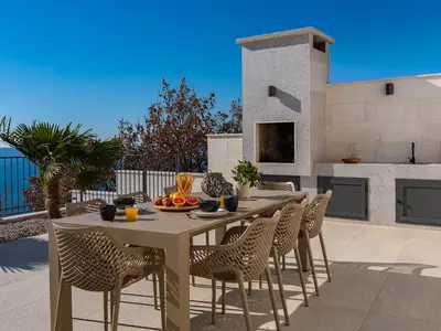 Die Grillstation im Freien ist ideal zum Grillen mit Holz oder Kohle während Ihres luxuriösen Urlaubs.