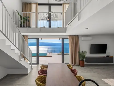 Moderner Esstisch im geräumigen, 60 Quadratmeter großen Wohnbereich.