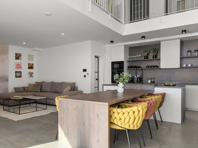 Die Villa wird mit Solarpaneelen und einem zusätzlichen Generator betrieben, um allen Bedürfnissen moderner Gäste gerecht zu werden.