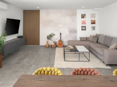 Der großzügige Wohnbereich im Erdgeschoss ist voll klimatisiert und verfügt über einen Fernseher sowie eine PlayStation 5.