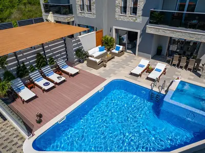 Spacious outdoor area with several sitting areas, just pick your perfect spot